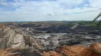 Tambang batu bara milik PT Kaltim Prima Coal dipotret dari pinggir jala di kawasan Perdau, Kecamatan Bengalon, Kabupaten Kutai Timur. Di lokasi ini orang utan muncul dan kemudian viral. (foto: liputan6.com/Abdul Jalil)