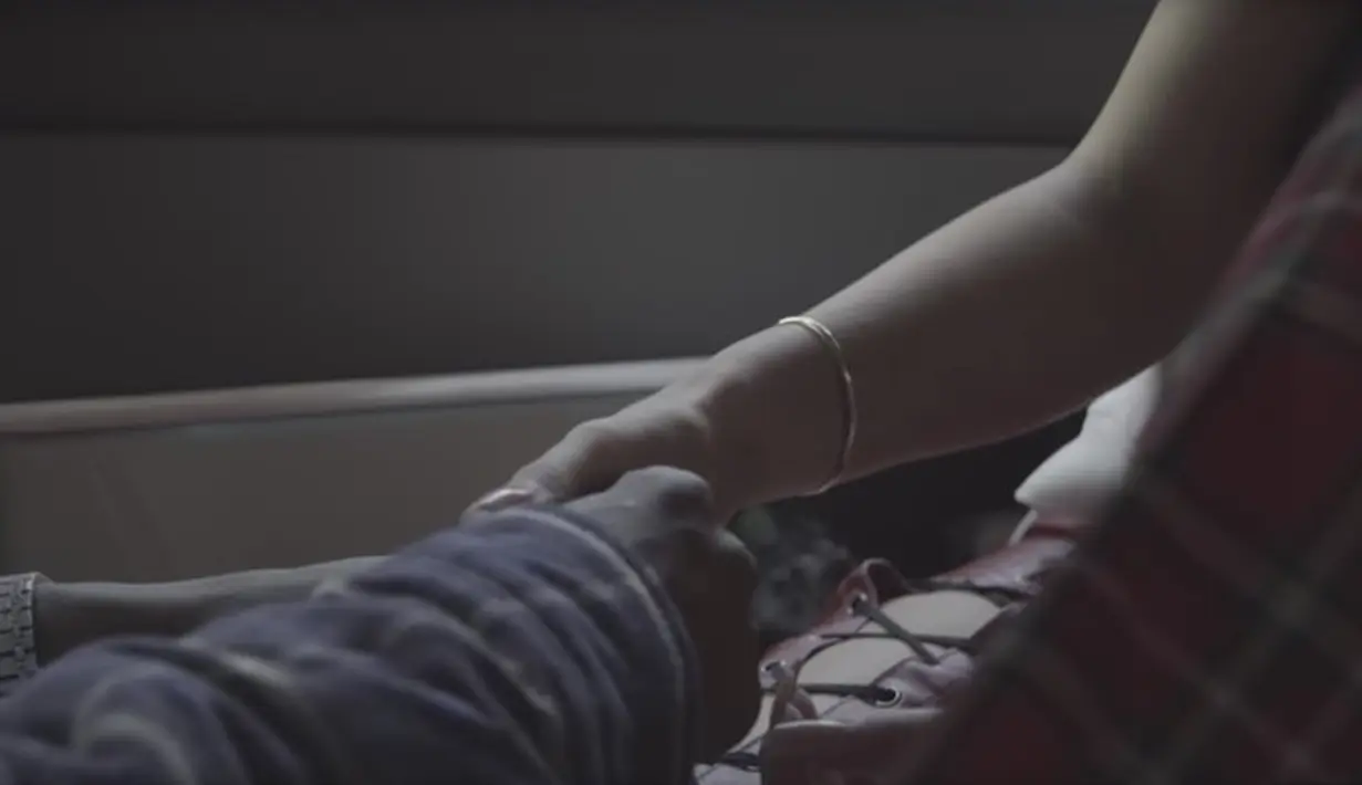 Pada 1:12, momen mesra Kylie Jenner dan Travis Scott pun menghangatkan hati. Mungkin ini saat-saat awal kehamilan Kylie Jenner. (Youtube)