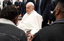 FOTO: Momen Paus Fransiskus Temui Puluhan Narapidana saat Peringati Kamis Putih di Roma, Disambut Seruan 'Doakan Palestina