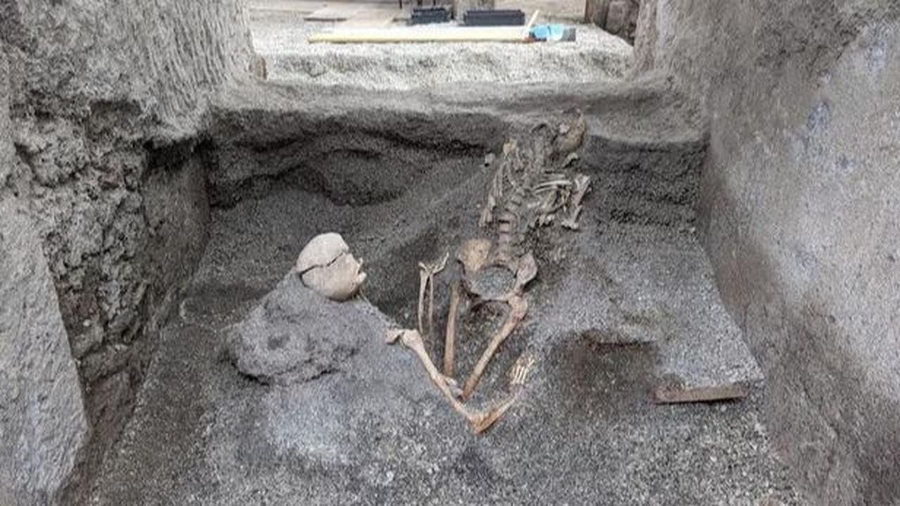 Selain gambar-gambar ini, para arkeolog juga menemukan kerangka dua korban letusan gunung di dekat pintu Rumah Pelukis di Tempat Kerja,&nbsp;