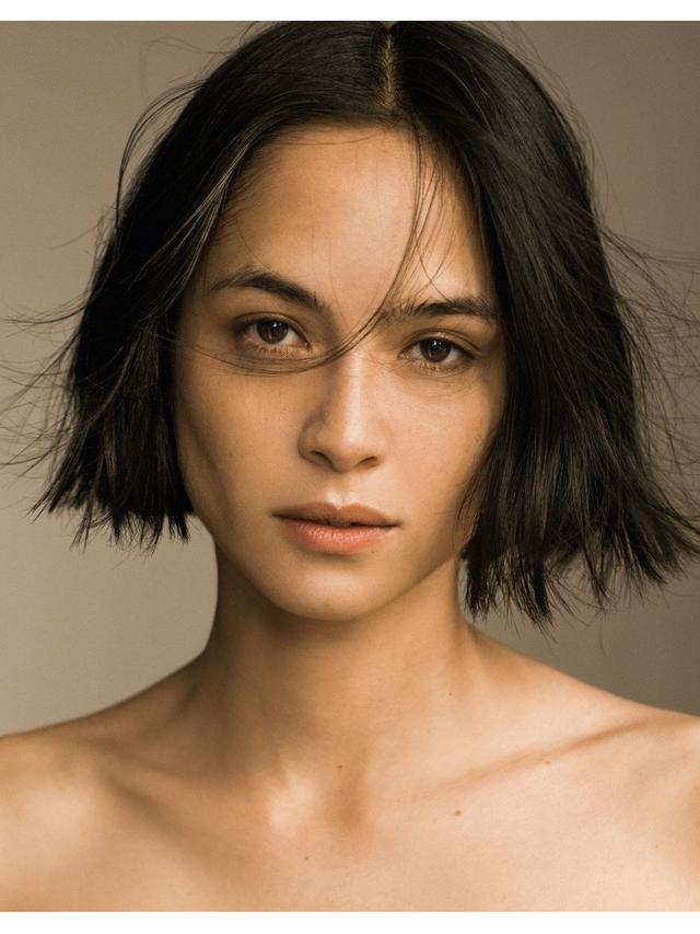 Artis Berparas Bule Namun Keturunan Jawa yang Cantik Mempesona