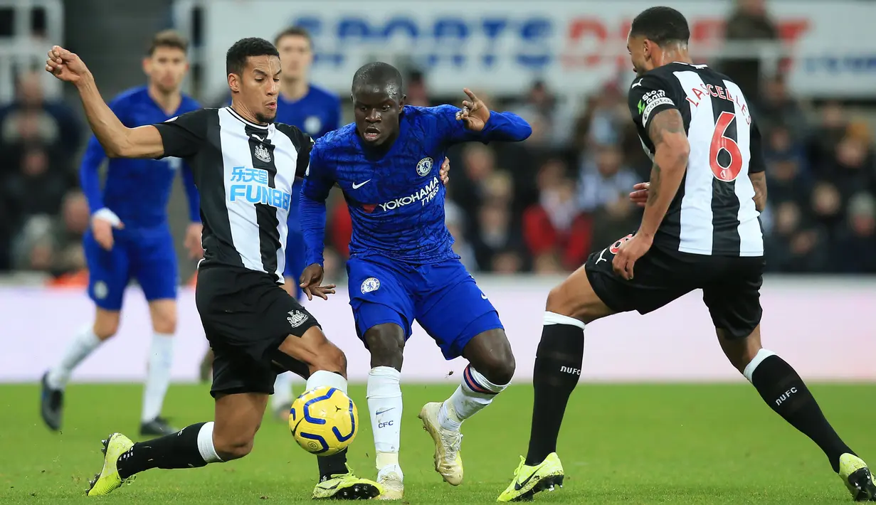 Pemain Chelsea N'Golo Kante (tengah) berusaha melewati pemain Newcastle United Joelinton (kiri) dan Jamaal Lascelles (kanan) pada pertandingan Liga Inggris di St James' Park, Newcastle, Inggris, Sabtu (18/1/2020). Newcastle United menang 1-0. (Lindsey Parnaby/AFP)