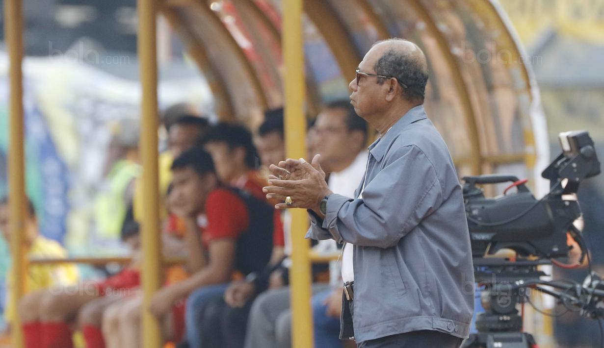 Pelatih Persib, Emral Abus, memberikan arahan kepada anak asuhnya saat melawan Semen Padang pada laga Liga 1 Indonesia di Stadion Si Jalak Harupat, Bandung, Sabtu, (9/9/2017). Persib ditahan imbang 2-2 oleh Semen Padang. (Bola.com/M Iqbal Ichsan)