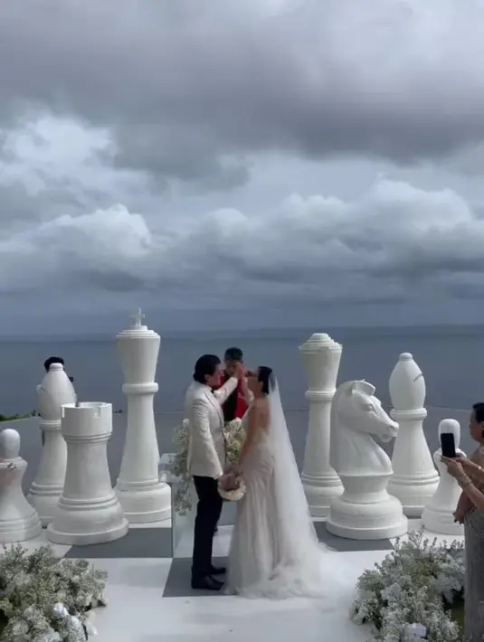 Patricia terlihat sangat bahagia bisa menikah dengan kekasih pujaan hatinya. [instagram/hiantjen]