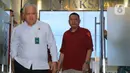 Kepala Pusat Penerangan Hukum (Kapuspenkum) Kejaksaan Agung (Kejagung) Harli Siregar (kiri) bersama Direktur Penyidikan Jaksa Agung Muda Bidang Tindak Pidana Khusus (Jampidsus) Abdul Qohar sesaat sebelum menyampaikan keterangan terkait penangkapan sekaligus penahanan tiga tersangka Hakim pada Pengadilan Negeri Surabaya di gedung Kejaksaan Agung, Jakarta, Rabu (23/10/2024) malam. (Liputan6.com/Angga Yuniar)