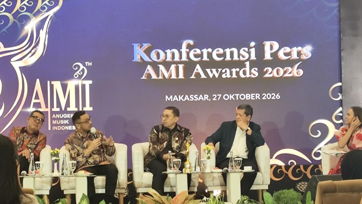 Menteri Kebudayaan Fadli Zon bersama Wamen Kebudayaan Giring Ganesha saat jumpa pers AMI Award di Makassar. (merdeka.com/ihwan fajar).