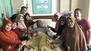 Sejak ayahnya menjalani pengobatan di rumah sakit, Irfan pun setiap malam menyempatkan waktunya untuk pulang ke Bandung. Namun Irfan tak ada di sisinya saat sang ayah hembuskan napas terakhir. (Instagram/irfanhakim75)