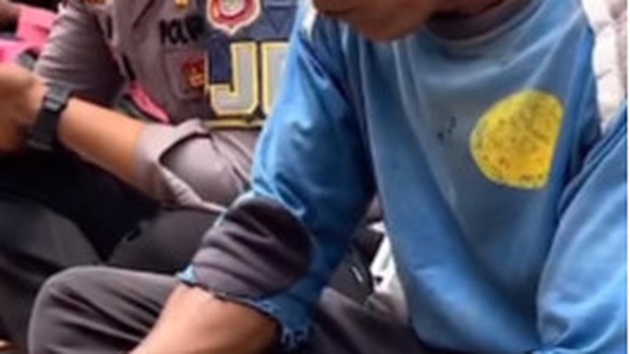 Bawa Mobil Patwal ke Perkampungan