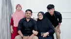 Timnas Indonesia U-17 memiliki striker tajam di ajang Piala Dunia U-17. Striker tersebut bernama Arkhan Kaka. Pemain asal Persis Solo ini curi perhatian karena sudah cetak 2 gol di Piala Dunia. Sosoknya yang hebat di lapangan nyatanya juga sosok yang humble dan senang berkumpul dengan keluarga. (Liputan6.com/IG/arkhan8kaka)