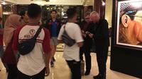 Sven-Goran Eriksson diserbu suporter Timnas Indonesia di Hotel Sultan, Minggu (25/11/2018). (Bola.com/Benediktus Gerendo Pradigdo)