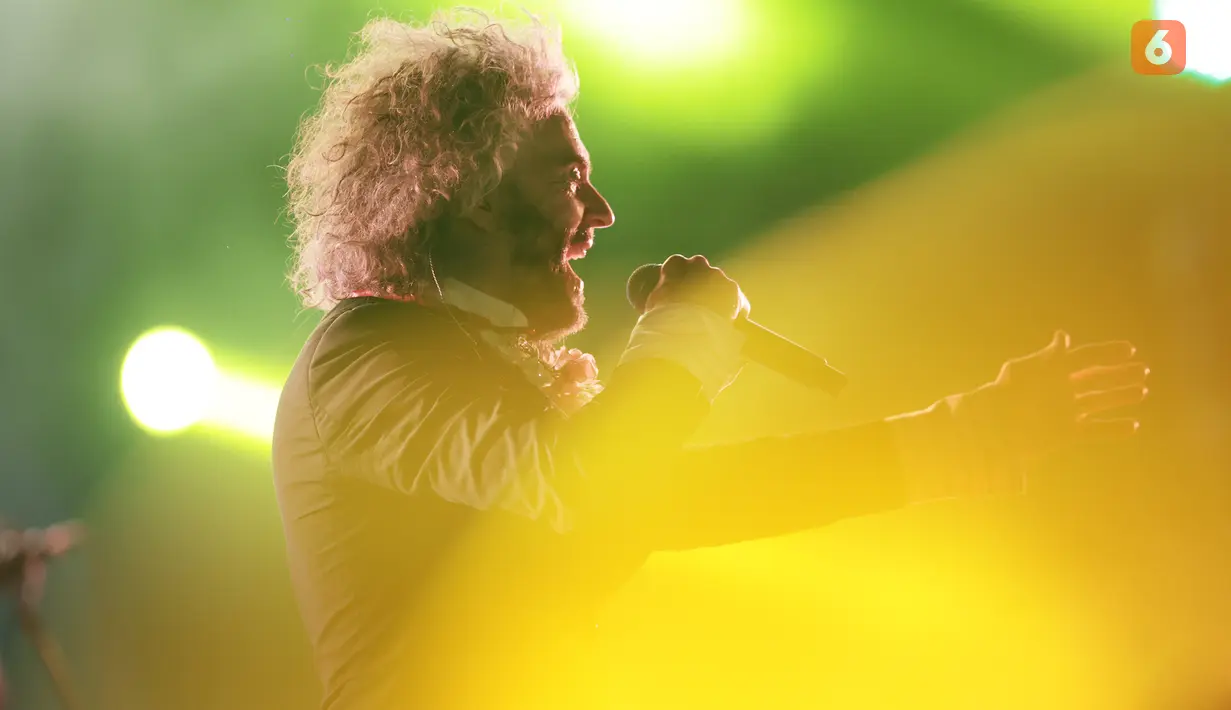 Wayne Coyne, vokalis The Flaming Lips, menghadirkan aksi panggung spektakuler dan penuh warna saat tampil di LaLaLa Festival 2026 di JIExpo Kemayoran, Jakarta. Coyne sukses menghibur penonton dengan atraksi unik menggunakan balon plastik raksasa yang menjadi salah satu momen ikonik dalam penampilan The Flaming Lips. (KLY/Budy Santoso)