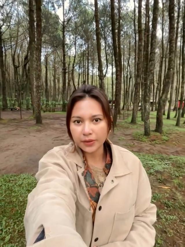 Potret Indah Permatasari dan Arie Kriting Healing di Hutan. (instagram/indahpermatas)