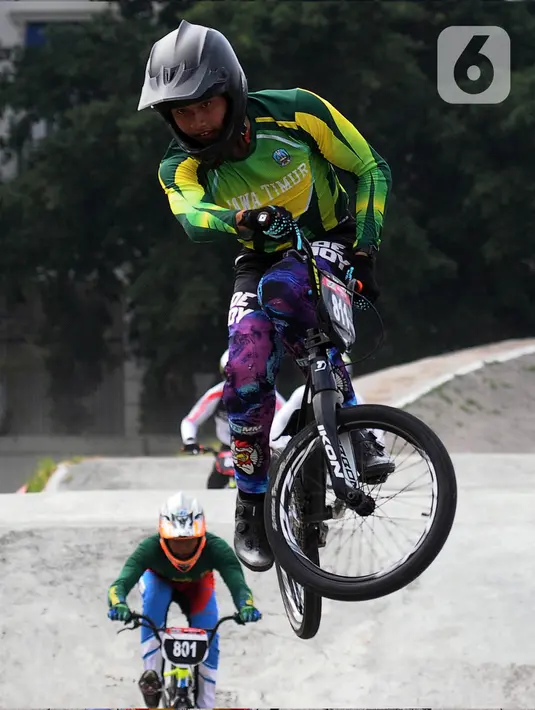 Pembalap bermanuver di udara saat bersaing pada kejuaraan internasional sepeda BMX Indonesia Cup 2023 seri 3 nomor Men Elite di Jakarta International BMX Track, Minggu (23/7/2023). (merdeka.com/Imam Buhori)