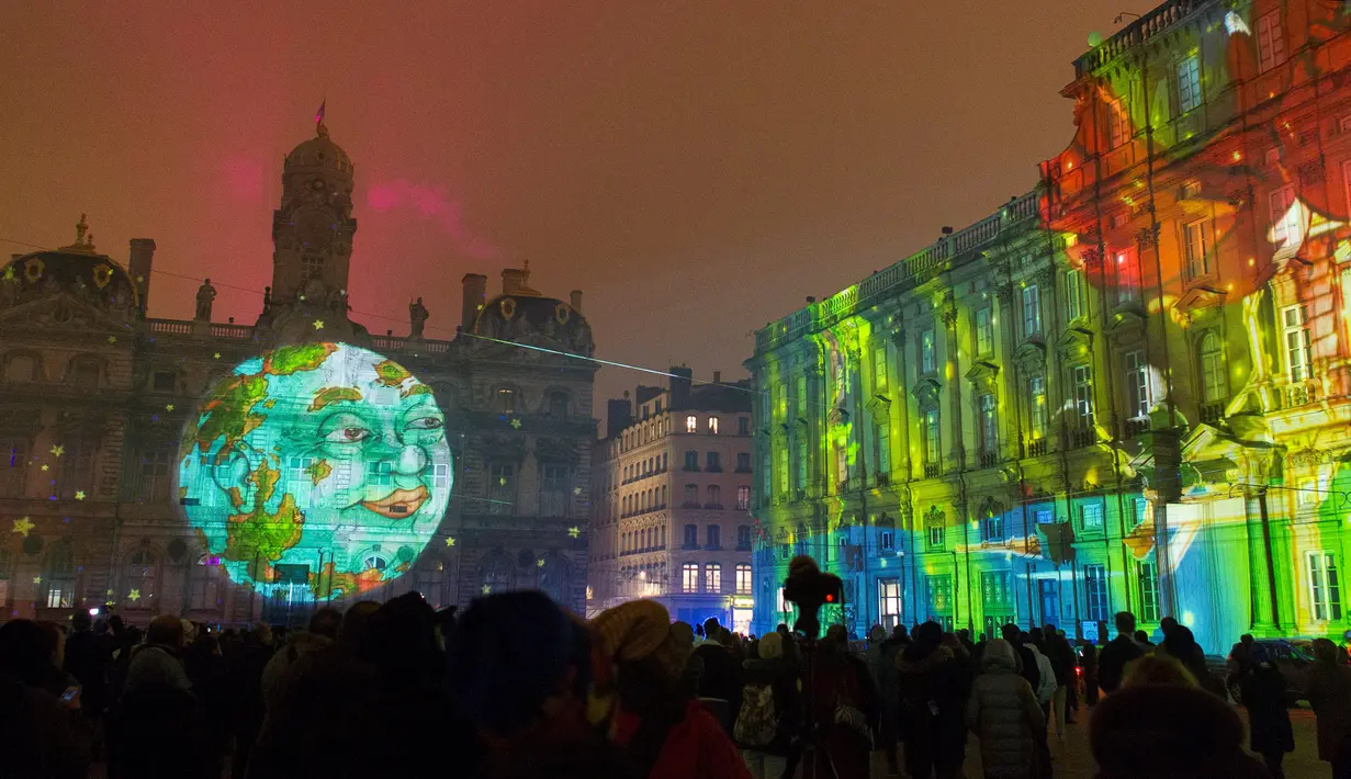 Bangunan des Terreaux dihiasi lampu karya seniman Joseph Couturier saat persiapan Festival of Lights (Fete des Lumieres) di pusat Kota Lyon, Prancis (7/12). Perayaan ini digelar dalam 2 tahun sekali.  (Reuters/Emmanuel Foudrot)