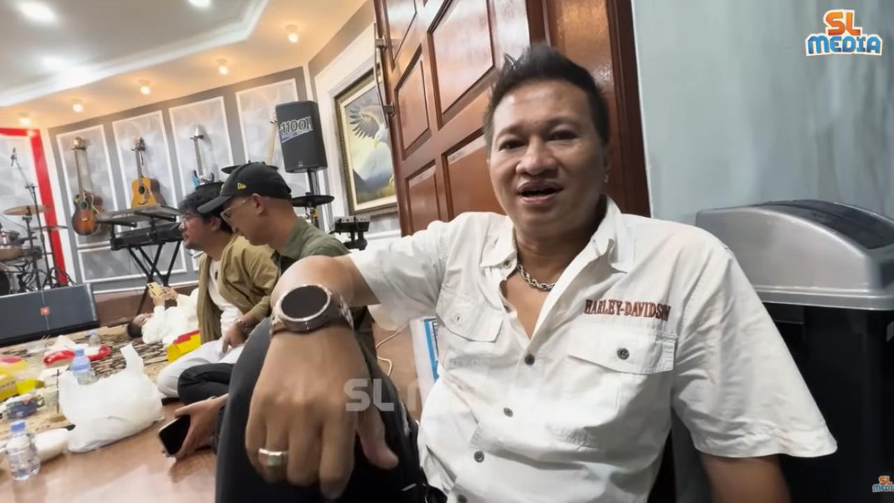 Sule dan Mang Saswi pun tampak berbincang terkait kesibukan masing-masing. Sule pun mendorong Mang Saswi untuk kembali mengaktifkan channel youtubenya.<br>