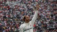 Pembalap Mercedes, Lewis Hamilton, menyegel gelar juara F1 2018 setelah finis keempat pada GP Meksiko, Senin (29/10/2018) dini hari WIB. (AP/AP Photo/Tomas Stargardter)