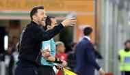 Pelatih Venezia, Eusebio Di Francesco memberikan arahan kepada para pemainnya dalam laga lanjutan Liga Italia 2024/2025 melawan Fiorentina di Stadio Pier Luigi Penzo, Venezia, Italia, Senin (12/05/2025) waktu setempat. (AP Photo/LaPresse/Paola Garbuio)