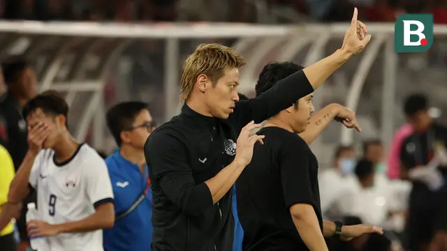 Foto: Sibuknya Keisuke Honda di Bench Pemain Kamboja saat Melawan Timnas Indonesia di Piala AFF 2022