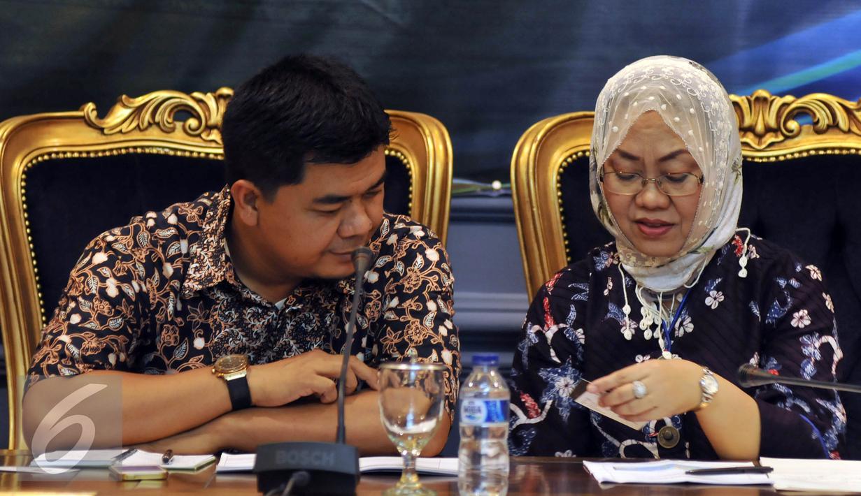 Pengamat Politik dan Peneliti LIPI Siti Zuhro (kanan) bersama Anggota KPU Juri Ardiantoro saat diskusi Revisi Undang-Undang Pilkada; Pematangan Demokrasi di Indonesia, Kompleks Parlemen, Jakarta, Kamis (14/4). (Liputan6.com/Johan Tallo)