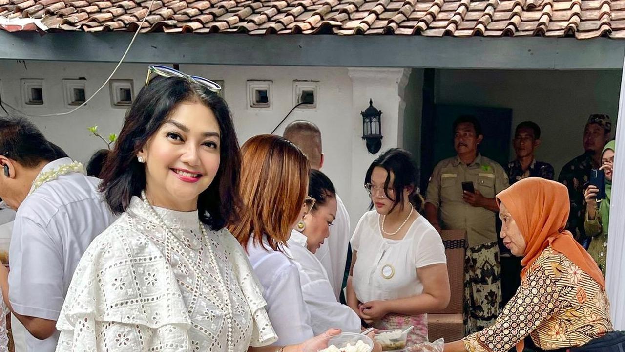 Potret Bella Saphira Cicipi Kuliner Tradisional di Keraton Kasepuhan Cirebon, Foto Bareng Kanjeng Ratu