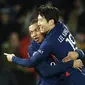 Pemain Paris Saint-Germain, Lee Kang-in dan Kylian Mbappe merayakan gol ke gawang Montpellier pada laga Liga Prancis di Stadion Parc des Princes, Sabtu (4/11/2023). (AP Photo/Aurelien Morissard)