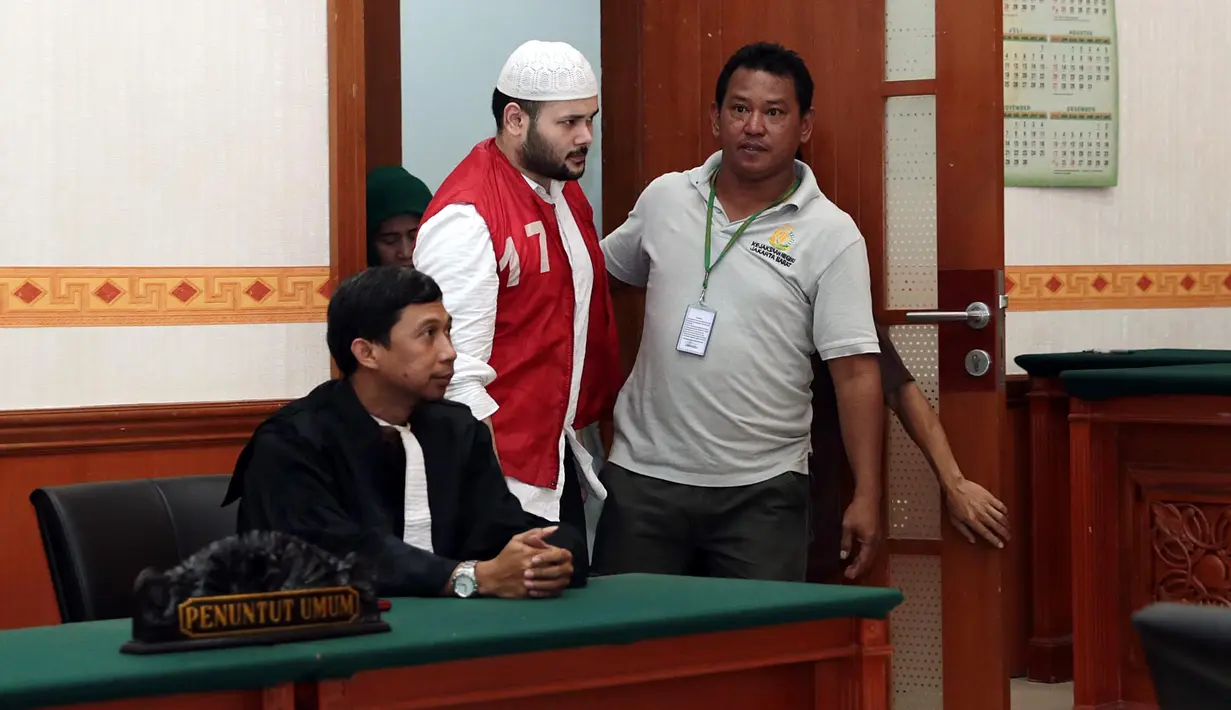 Tiba di pengadilan sekitar pukul 14.40 WIB, pelantun lagu Menunggumu itu mengenakan kemeja putih lengan panjang dan peci putih. Pada sidang kali ini, majelis hakim menolak eksepsi yang diajukan pada sidang sebelumnya. (Deki prayoga/Bintang.com)