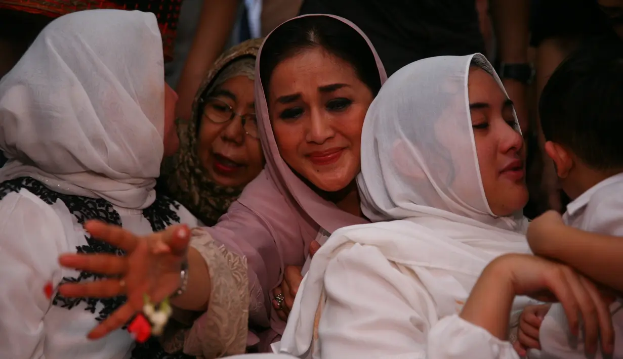 Meninggalnya Sys akibat serangan jantung tidak hanya pihak keluarga yang kehilangan. Beberapa artis yang turut hadir juga merasa kehilangan. Terlihat artis senior Paramitha Rusady juga memberikan penghormatan terakhirnya. (Nurwahyunan/Bintang.com)