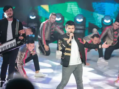 Pedangdut Ridho Rhoma saat tampil dalam acara Indonesian Dangdut Awards 2018 di Studio 5 Indosiar, Jakarta, Jumat (12/10). Ridho membawakan lagu Let's Have Fun Together. (Liputan6.com/Faizal Fanani)
