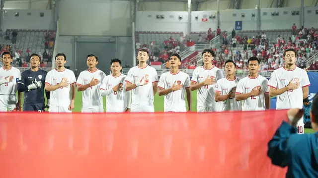 Para pemain starting XI Timnas Indonesia U-23 berbaris menyanyikan lagu kebangsaan Indonesia Raya jelang dimulainya laga perempatfinal Piala Asia U-23 2024 menghadapi Korea Selatan U-23 di Abdullah bin Khalifa Stadium, Doha, Qatar, Jumat (26/4/2024) dini hari WIB. (Dok. PSSI)