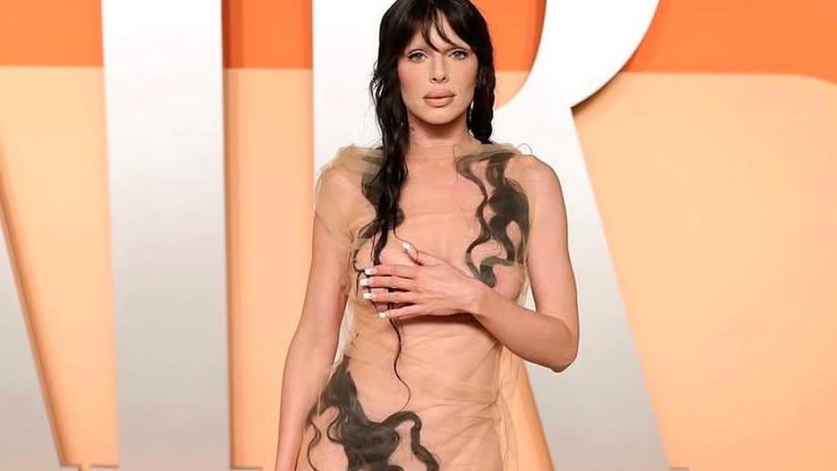 Tampilan Fenomenal Julia Fox dengan Gaun Transparan di Oscar 2025