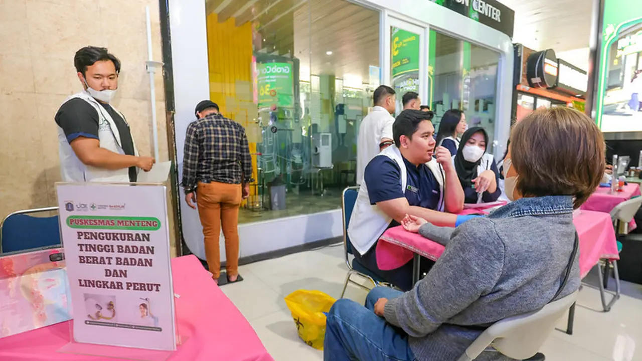 Pemudik di Stasiun Gambir Jakarta tengah melakukan pemeriksaan tekanan darah sebelum berangkat ke kampung halaman. (Foto: Dok Kemenkes RI)