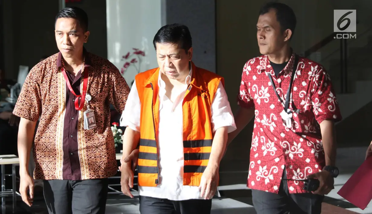 Ekspresi tersangka e-KTP Setya Novanto seusai menjalani pemeriksaan di Gedung KPK, Jakarta, Jumat (24/11). Usai menjalani pemeriksaan, Setya Novanto atau Setnov yang masih terlihat lesu. (Liputan6.com/Immanuel Antonius)