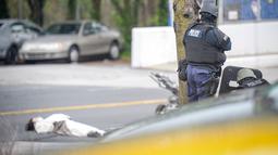 Seorang pria dirobohkan dengan tembakan senjata oleh petugas di luar stasiun televisi Fox 45 di Baltimore, Amerika Serikat (AS), Kamis (28/4). Pria berkostum panda itu mengancam akan meledakkan stasiun televisi Fox 45. (REUTERS/Bryan Woolston)