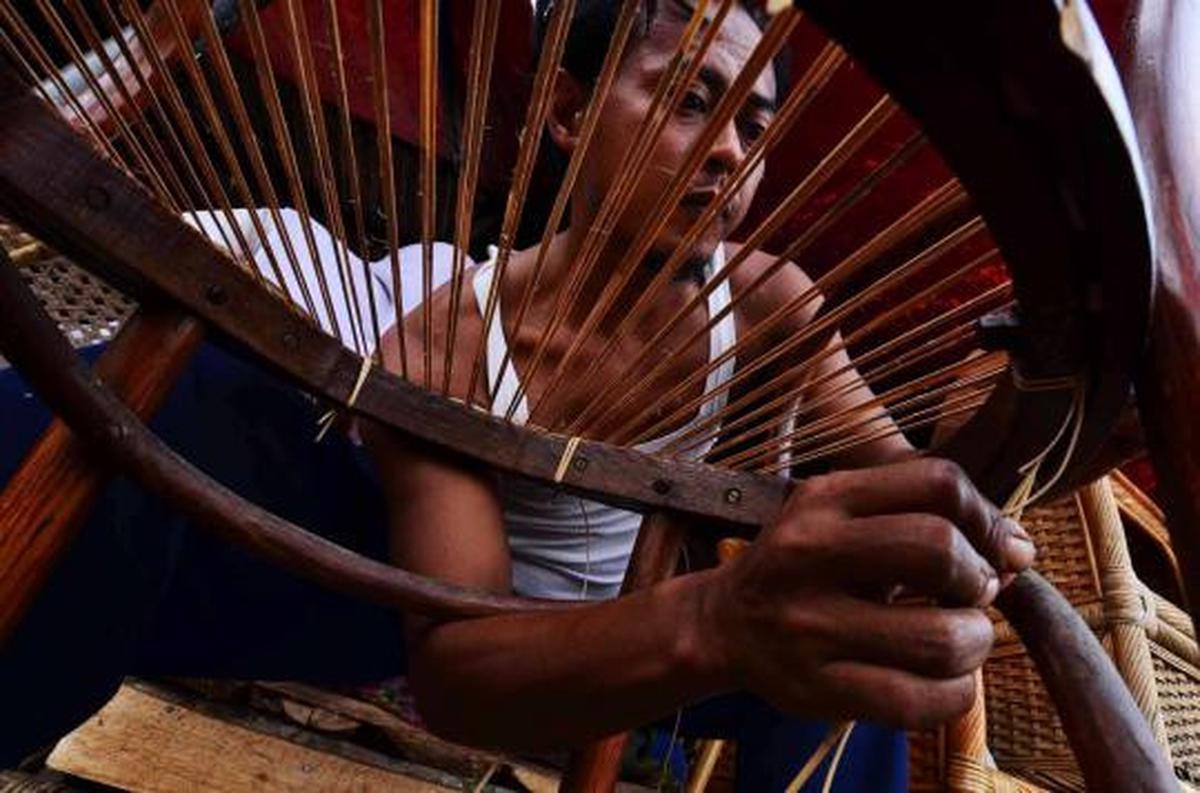 Mengais rejeki dari rotan