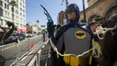 Seorang pria berpakaian Batman saat menunggu upacara penghargaan terhadap pencipta Batman Bob Kane di Walk of Fame, Los Angeles, California, Rabu (21/10/2015).  Nama Bob Kane nantinya akan terpampang di Walk Of fame. (REUTERS/Mario Anzuoni)