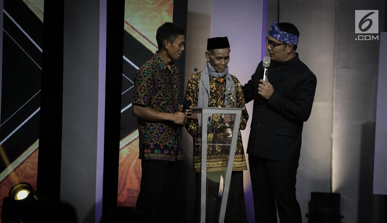 Abah Harun memberikan ucapan usai menerima penghargaan Liputan 6 Award 2017 di SCTV Tower, Jakarta, Sabtu (20/5). Sebanyak enam orang terpilih meraih Liputan 6 Awards 2017. (Liputan6.com/Faizal Fanani)