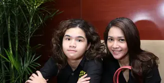 Senyum ceria Maia Estianty saat bersama Dul (M. Akrom Sukarya)