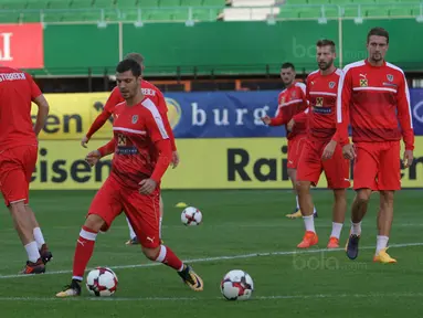  Bek Austria, Aleksandar Dragovic. mengontrol bola saat latihan di Stadion Ernst Happel, Wina, Kamis (5/10/2017). Austria akan menghadapi Serbia pada laga kualifikasi Piala Dunia 2018. (Bola.com/Reza Khomaini)