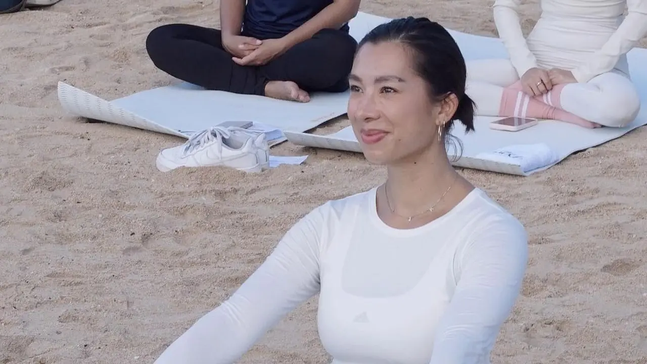 Gaya Atletis Jennifer Bachdim dan Dian Sastrowardoyo Yoga Bareng di Pinggir Pantai, Tampilan dengan Outfit Kembaran Layaknya Bestie