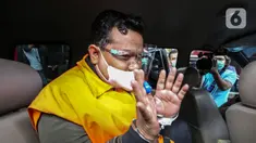 Wali Kota Tanjung Balai M Syahrial (MS) usai menjalani pemeriksaan di Gedung KPK, Jakarta, Sabtu (24/4/2021). KPK resmi menahan M Syahrial karena diduga kuat telah menyogok penyidik KPK, Stepanus Robin Pattuju, senilai Rp 1,5 miliar. (Liputan6.com/Johan Tallo)