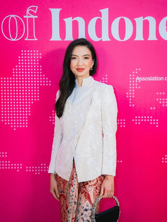 Pesona Anggun Raline Shah Kenakan Beskap Putih Jeng Yah saat Hadiri Cinema of Indonesia di Festival Film Cannes 2024