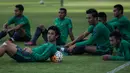 Bek sayap Timnas Indonesia, Beny Wahyudi, dan kawan-kawan santai saat latihan perdana jelang laga final Piala AFF 2016. (Bola.com/Vitalis Yogi Trisna)