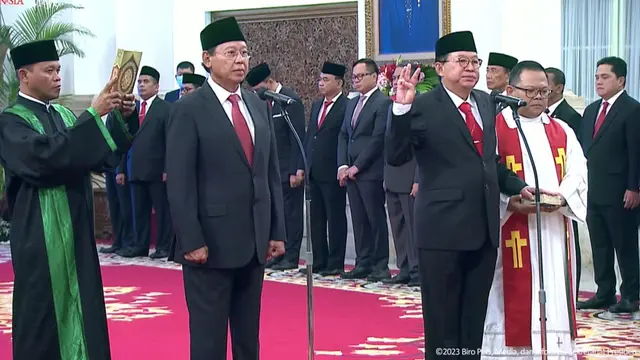 Presiden Joko Widodo atau Jokowi melantik dua anggota Dewan Pertimbangan Presiden (Wantimpres) di Istana Negara Jakarta, Senin (17/7/2023).