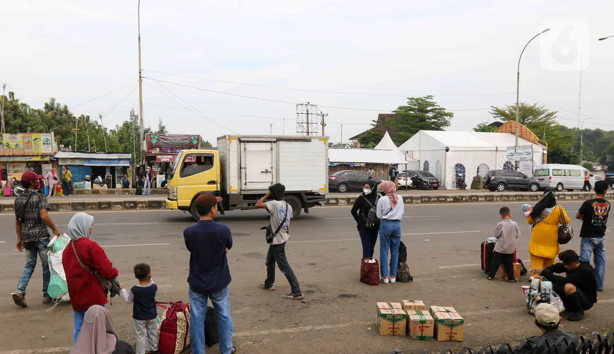 <p>Sejumlah pemudik menunggu kedatangan bus di Simpang Cikopo, Jawa Barat, Sabtu (30/4/2022). Memasuki H-2 Hari Raya idul Fitri 1443 Hijriah terpantau masih ramai para pemudik jurusan Jawa Tegah dan Jawa Barat yang naik melalui simpang Cikopo tersebut. (Liputan6.com/Herman Zakharia</p>