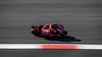 Pembalap Ducati, Francesco Bagnaia melakukan sesi latihan bebas ketiga MotoGP GP Portugal di Sirkuit Internasional Algarve, Portugal, Sabtu (6/11/2021). (AFP/Patricia De Melo Moreira)
