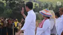 Presiden Joko Widodo (Jokowi) didampingi Ibu Negara Iriana Joko Widodo menyapa warga seusai memanen dalam acara panen raya jagung di Desa Botuwombato, Kabupaten Gorontalo Utara, Jumat (1/3). (Liputan6.com/Arfandi Ibrahim)