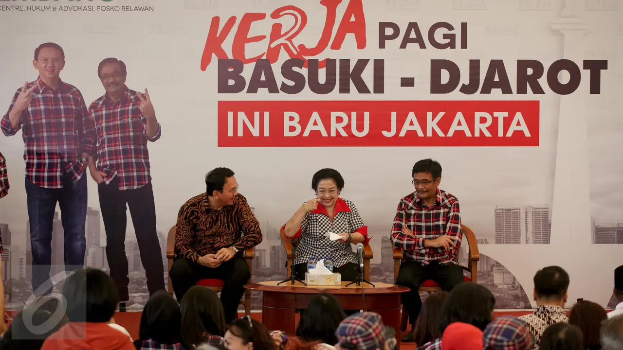 Megawati Beri Arahan kepada Relawan di Rumah Lembang