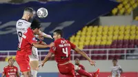 Gol yang dinantikan akhirnya tercipta di menit ke-26 dan membuat Bali United unggul. Ilija Spasojevic berhasil memanfaatkan umpan lambung dan menyundul dengan keras ke gawang Persija Jakarta. (Bola.com/Bagaskara Lazuardi)