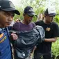Jasad balita bernama Kaira (3) ditemukan tim SAR. Balita itu terseret dan tenggelam bersama sang ayah,&nbsp;Achmad Supryadi (40), saat memancing di pinggir Sungai Cirarab, Kampung Rancabalokk, Desa Cukanggalih, Kecamatan Curug, Kabupaten Tangerang, Minggu (17/3/2024). (Liputan6.com/Pramita Tristiawati)