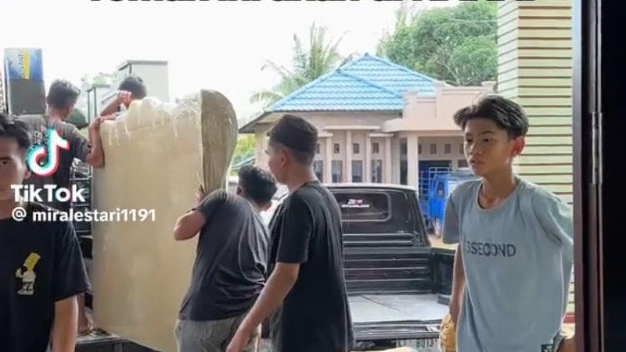Dalam video terbarunya, ia menunjukkan momen saat barang-barangnya diangkut dari dalam rumah.